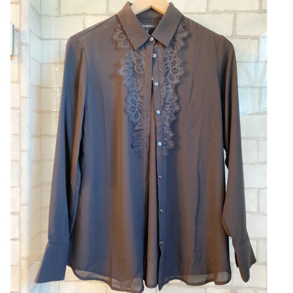NWT!!! Long Sleeve Lace Detail Button Up Blouse by Banana Republic Size S